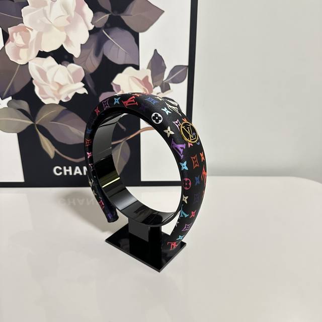 特 配专柜包装 Lv 路易威登 最新发箍 小仙女快入手 特殊材质 不嘞头 可盐可甜～