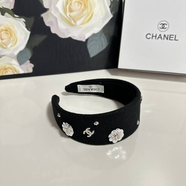 特 配专柜包装 Chanel 香奈儿 最新发箍 小仙女快入手 特殊材质 不嘞头 可盐可甜～
