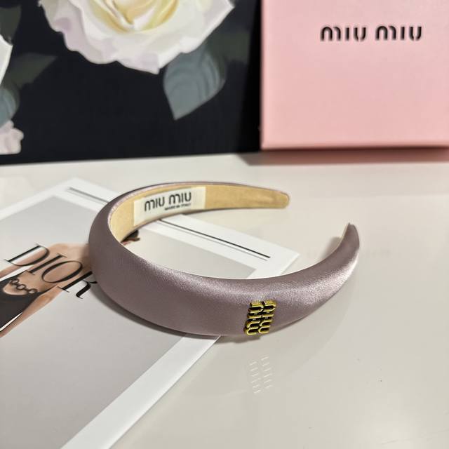 特 配专柜包装 Miumiu 缪缪 最新发箍 小仙女快入手 特殊材质 不嘞头 可盐可甜～