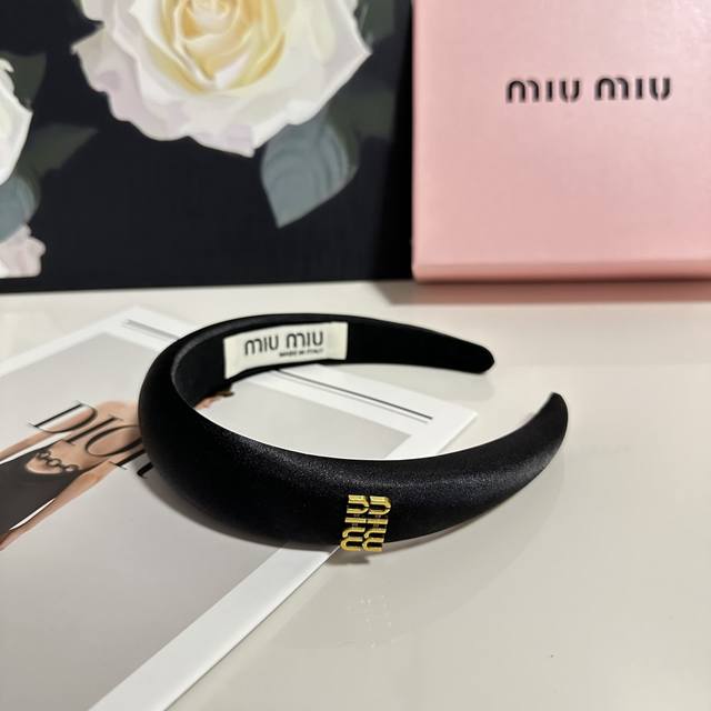 特 配专柜包装 Miumiu 缪缪 最新发箍 小仙女快入手 特殊材质 不嘞头 可盐可甜～