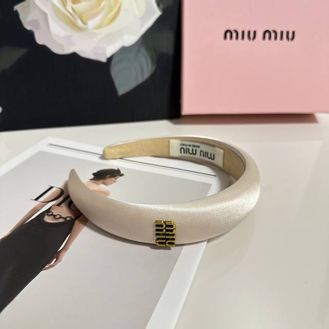 特 配专柜包装 Miumiu 缪缪 最新发箍 小仙女快入手 特殊材质 不嘞头 可盐可甜～
