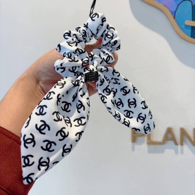 配包装 Chanel 香奈儿字母飘带马尾发圈 蝴蝶结肠圈，高档韩版小香风皮筋，经典花型设计， 高端大气，名媛范儿，