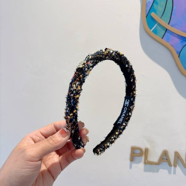 配包装 Chanel 香奈儿 新款精美字母发箍，复古网红爆款头箍 搭配高端材质，超精致，时尚高级感百搭款。