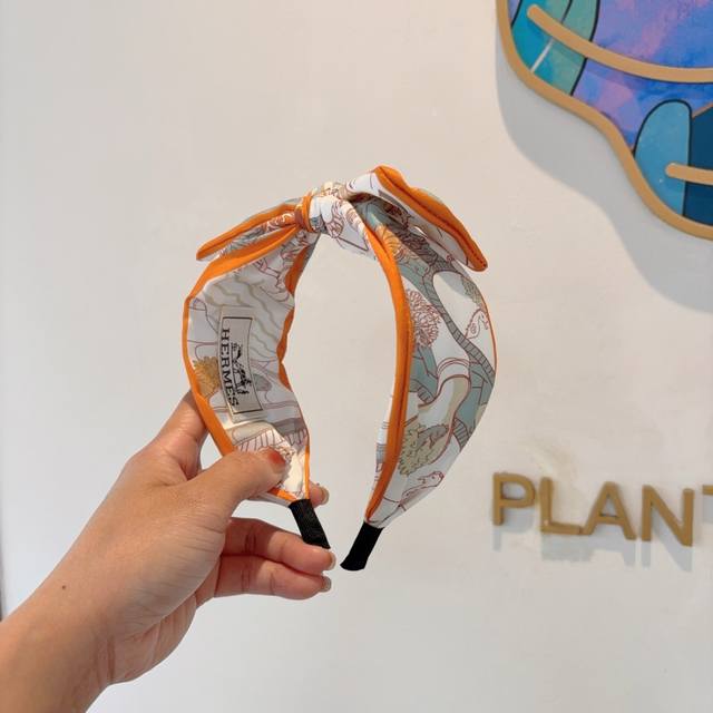 配包装 Hermes 爱马仕 火爆定制款蝴蝶结发箍，网红同款头箍、 进口真丝面料， 出口订单、细节全部实拍！特制面料非常显质感！