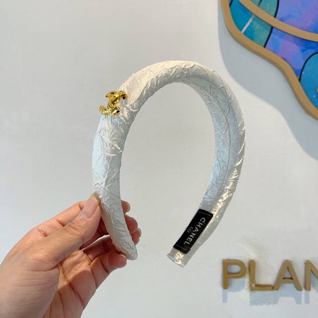 配包装 Chanel 香奈儿 最新款小香发箍，新品巨显脸小头箍，网红爆款推荐 搭配高端双ＣLogo ，超精致时尚百搭！