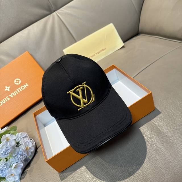 新款出货 配盒子布袋，Lv 路易威登 新款原单棒球帽，Lv刺绣，1:1开模订制，重工刺绣，做工细致完美，质量超赞，基础头围56，贴片可调节。