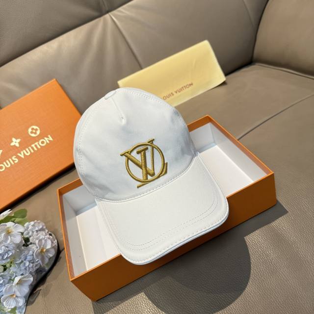 新款出货 配盒子布袋，Lv 路易威登 新款原单棒球帽，Lv刺绣，1:1开模订制，重工刺绣，做工细致完美，质量超赞，基础头围56，贴片可调节。