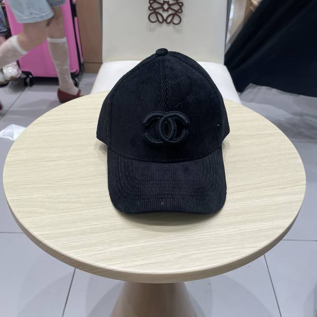 香奈儿 秋季新款 灯芯绒棒球帽 小标几个颜色真的很耐看 整个帽型软顶设计 戴上去和头部完美贴合非常舒服 颜色和质感都比较复古也很百搭 强烈推荐 人手必备单品