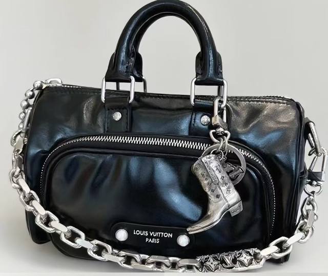 Lv钥匙扣 靴子挂件车钥匙挂饰，品牌经典标识巧妙嵌入链环之间。Lv字母装饰于一端优雅垂坠，弹簧扣实现轻松固定，为裤装或手袋注入潮流锋芒。
