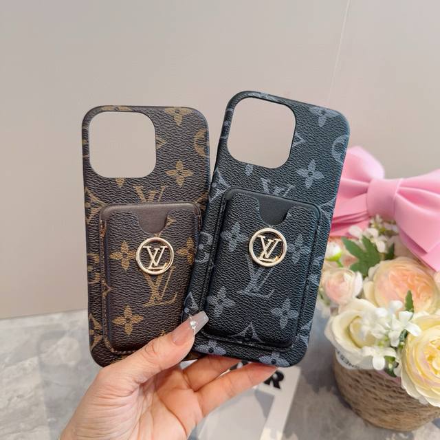 Lv经典爆款手机壳 卡包 Lv老花插卡四包壳 驴牌里的艺术性设计，为Lv注入高端时尚 型号：为了不出现报错型号，请打开本机查看手机设置显示的型号 Iphone1