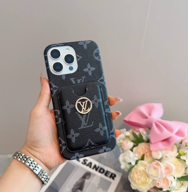 Lv经典爆款手机壳 卡包 Lv老花插卡四包壳 驴牌里的艺术性设计，为Lv注入高端时尚 型号：为了不出现报错型号，请打开本机查看手机设置显示的型号 Iphone1