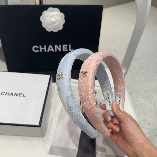 配包装盒 Chanel 香奈儿 最新款小香发箍，超级好看！名媛范儿十足，小仙女必备