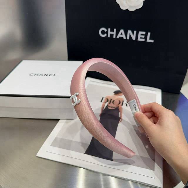 配包装盒 Chanel 香奈儿 最新小香发箍，夏日小清新，简单实用，时尚潮流！小仙女必备