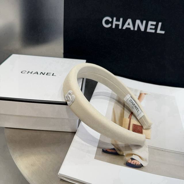 配包装盒 Chanel 香奈儿 最新款小香发箍，超级好看！名媛范儿十足，小仙女必备