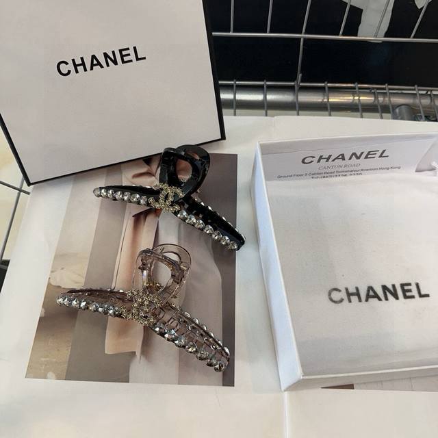 配包装盒 Chanel 香奈儿 最新款小香爆款弹簧发夹，超级好看！名媛范儿十足，小仙女必备
