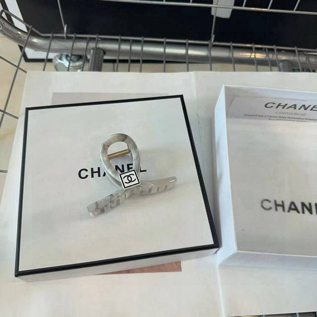 配包装盒 Chanel 香奈儿 最新小香抓夹，简单实用，时尚潮流！小仙女必备