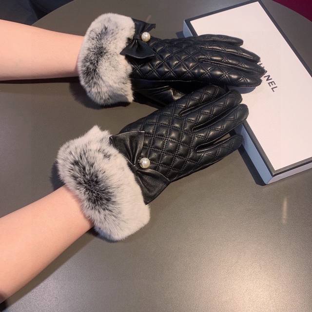 Chanel 香奈儿2025秋冬懒兔毛乱绣羊皮手套手机触屏，值得对比同款不同品质，秒杀市场差产品，进口一级羊皮懒兔毛内里加绒 经典不过时款.喜欢可以入手了，这种