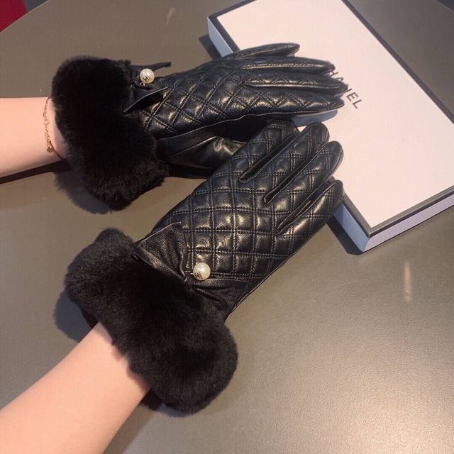 Chanel 香奈儿2025秋冬懒兔毛乱绣羊皮手套手机触屏，值得对比同款不同品质，秒杀市场差产品，进口一级羊皮懒兔毛内里加绒 经典不过时款.喜欢可以入手了，这种