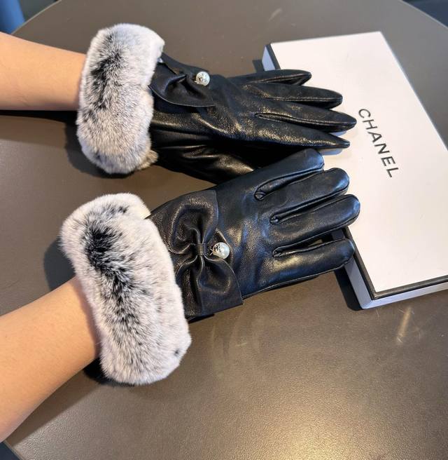 Chanel 香奈儿2025秋冬懒兔毛羊皮手套值得对比同款不同品质，秒杀市场差产品，进口一级羊皮懒兔毛内里加绒 经典不过时款.喜欢可以入手了，这种品质的今年用了