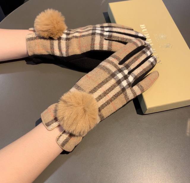 巴宝莉Burberry 专柜新品羊毛手套，时尚手套，秋冬保暖加绒内里，经典格子，上手超舒适柔软、百搭！均码