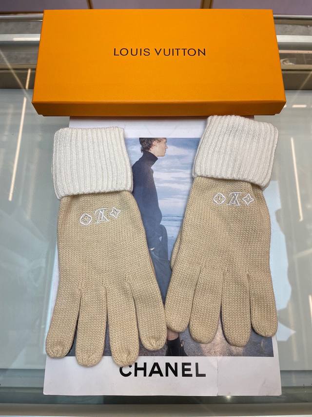 Lv秋冬羊毛针织手套糖果纯色系列今年秋冬大火 每色都超好看 搭配羊绒大衣绝美 立体版型剪裁 线条流畅 佩戴舒适 露指设计更加方便 贴合手型
