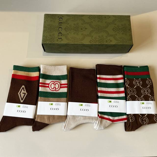 古奇 新款早秋长中袜，款式经典，时尚高级！大牌出街，潮人必备，颜色百搭 。 一盒5双