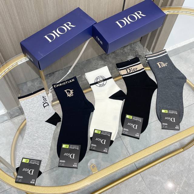配包装 一盒五双 欧美大牌 Dior迪奥 好看到爆炸欧美大牌中筒袜男女款潮人必不能少的专柜代购品质高筒袜子 ，搭配起来超高逼格 时髦度爆表啊啊啊啊～～推荐推荐推