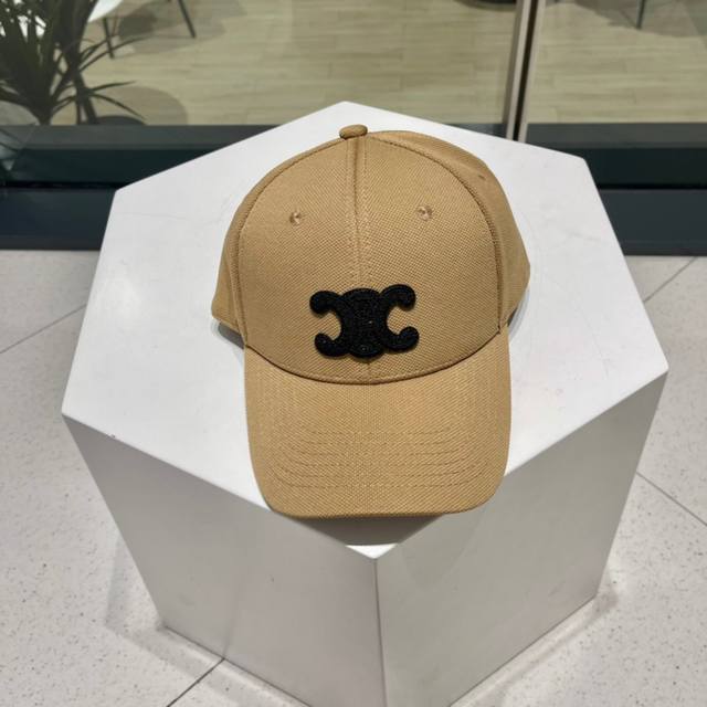 Celin 赛琳Ss新款凯旋门刺绣棒球帽帽型完全按照定做。凯旋门图案章仔区别市面版本，大小及圈圈毛质感全部还原