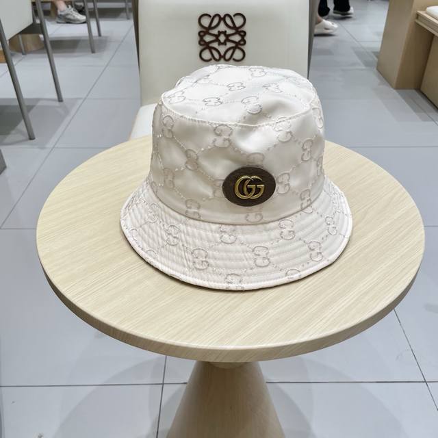 原单品质 Gucci古奇渔夫帽官网新品Gucci渔夫帽火爆来袭 工艺非常精美 高档大气上档次！低调奢华，方便携带！跑量！