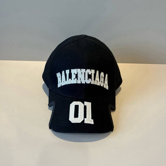 Balenciaga巴黎世家新款Logo棒球帽，很酷的色系，男女佩戴都有不同Style，第一批抢先出货！巴黎粉必入款！