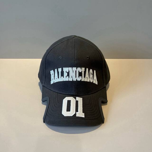 Balenciaga巴黎世家新款Logo棒球帽，很酷的色系，男女佩戴都有不同Style，第一批抢先出货！巴黎粉必入款！