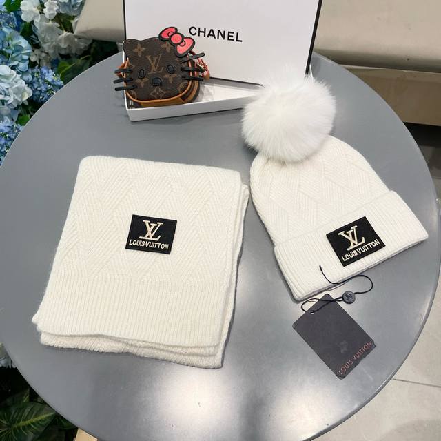 Lv2件套羊毛套装：狐狸毛帽子围巾 经典套装帽子！暖暖哒超级舒服～冬日小姐姐减龄神器哦～这个冬天你就差这么一套套装帽子啦～又保暖又时尚！防伪标签吊卡齐全！多多款