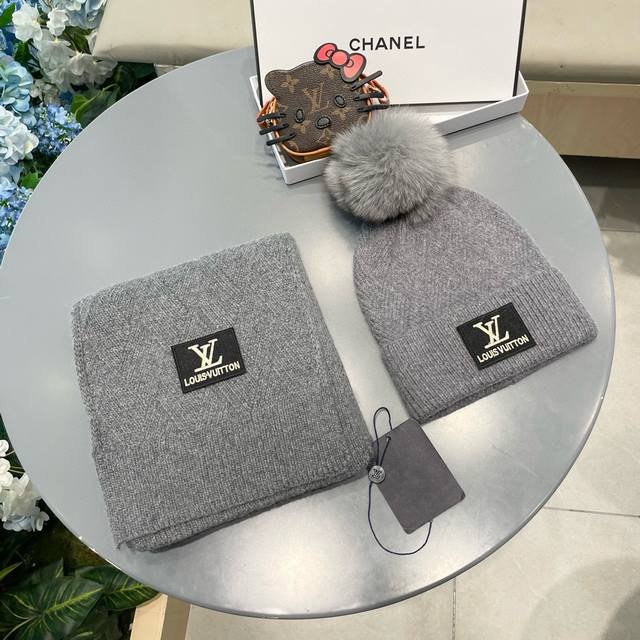 Lv2件套羊毛套装：狐狸毛帽子围巾 经典套装帽子！暖暖哒超级舒服～冬日小姐姐减龄神器哦～这个冬天你就差这么一套套装帽子啦～又保暖又时尚！防伪标签吊卡齐全！多多款