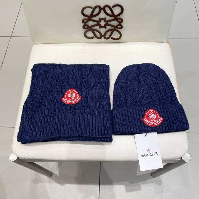 Moncler蒙口官网新品经典套装帽子！帽子围巾！男女同款手感一级棒！暖暖哒超级舒服～这个冬天你就差这么一套装帽子啦～又保暖又时尚！欢迎选择