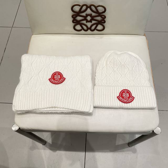 Moncler蒙口官网新品经典套装帽子！帽子围巾！男女同款手感一级棒！暖暖哒超级舒服～这个冬天你就差这么一套装帽子啦～又保暖又时尚！欢迎选择