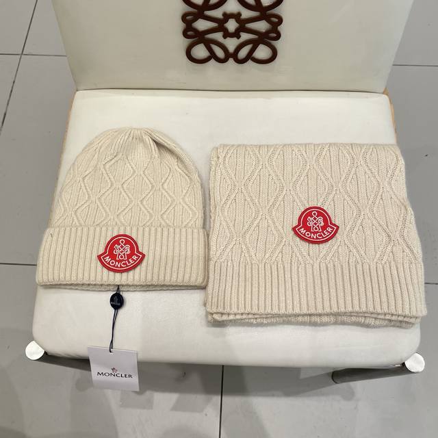 Moncler蒙口官网新品经典套装帽子！帽子围巾！男女同款手感一级棒！暖暖哒超级舒服～这个冬天你就差这么一套装帽子啦～又保暖又时尚！欢迎选择