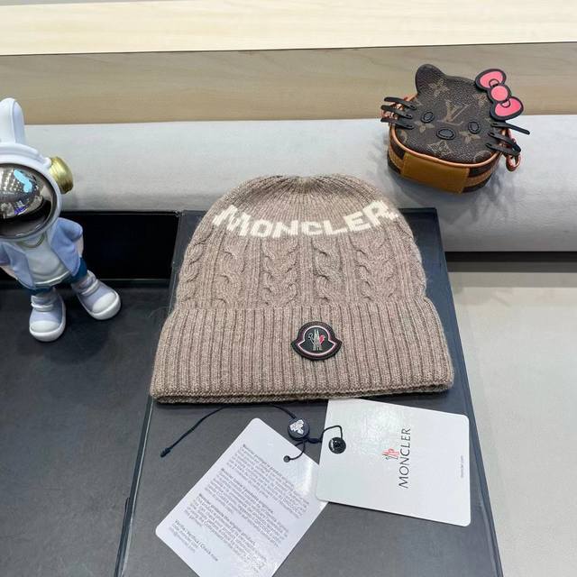蒙口Moncler 带球针织毛线帽！小姐姐的冬日最爱～随便搭配什么衣服都好看！又减龄又显可爱的一款～颜色很多，随心百搭～毛球配的是筛选过的真狐狸毛球！而不是市面