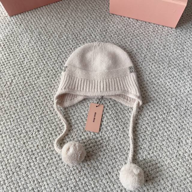 Miumiu 秋冬新款针织毛线帽 这这这也太可爱了！ 耳罩真是个美丽！ 软糯糯的