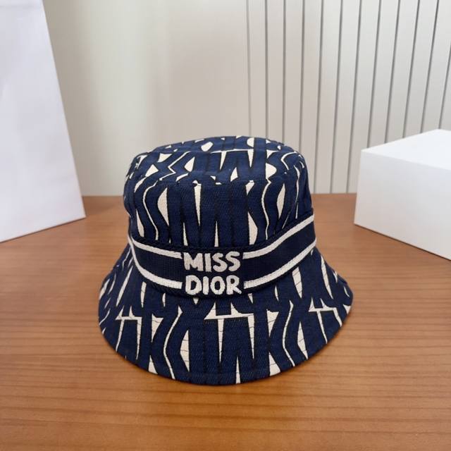 Dior 迪奥 新款原单渔夫帽， 精致純也格调很有感觉，很酷很时尚，专柜断货热门，质量超赞