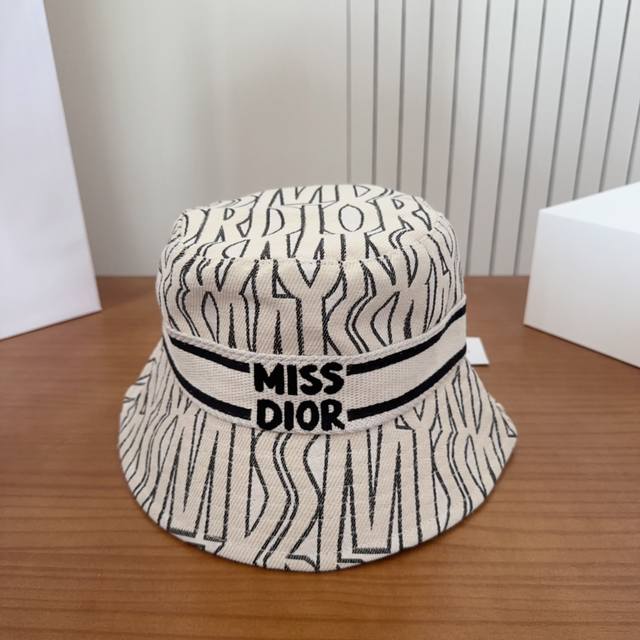 Dior 迪奥 新款原单渔夫帽， 精致純也格调很有感觉，很酷很时尚，专柜断货热门，质量超赞