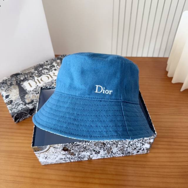 迪奥Dior 官网最新双面刺绣迪奥Logo渔夫帽，防晒指数超高，特别显脸小，有型不软塌，可随意折叠，携带方便