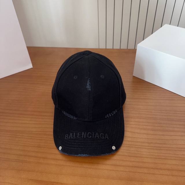 Balenciaga巴黎世家新款洗水棒球帽，很酷的色系，男女佩戴都有不同Style，第一批抢先出货！巴黎粉必入款！