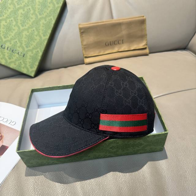 配盒子布袋，Gucci 古奇 新款原单棒球帽， 三色织带，1:1开模订制，原版帆布料+头层牛皮，红色皮边帅气时尚，代购热门，男女可用百搭款，质量超赞！基础头围5
