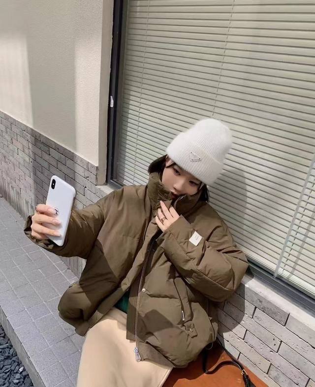 普拉达 Prada 最新三角标 针织帽毛线帽女宽松冷帽，秋冬季保暖加厚 新款护耳针织帽