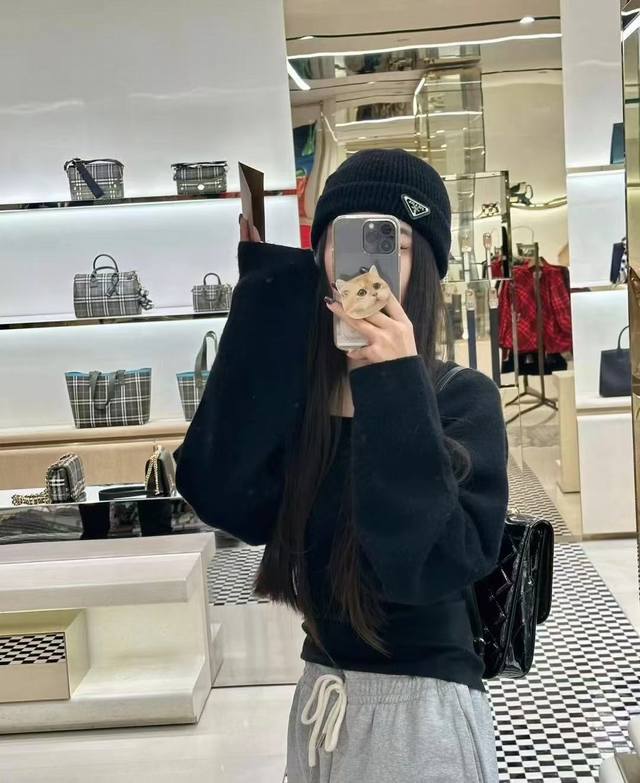 普拉达 Prada 最新三角标 针织帽毛线帽女宽松冷帽，秋冬季保暖加厚 新款护耳针织帽