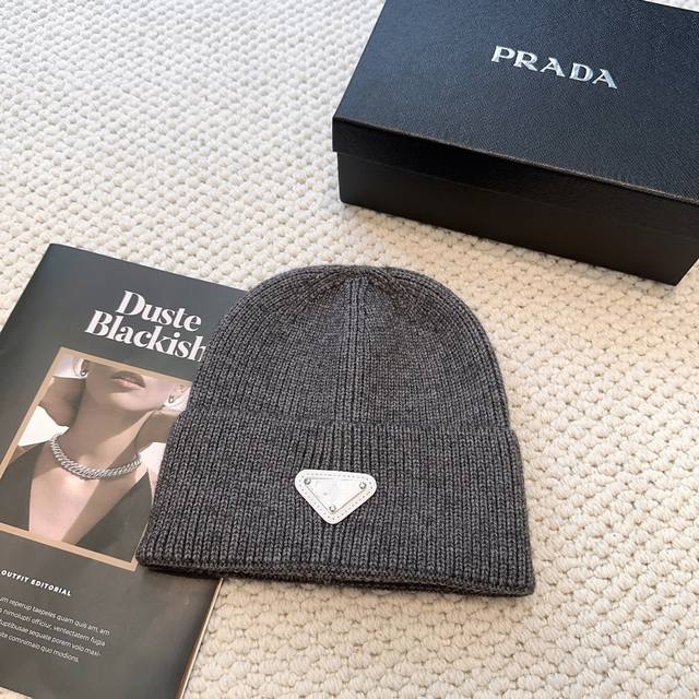 普拉达 Prada 最新三角标 针织帽毛线帽女宽松冷帽，秋冬季保暖加厚 新款护耳针织帽