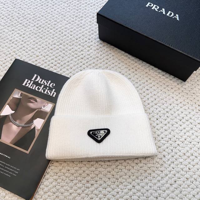 普拉达 Prada 最新三角标 针织帽毛线帽女宽松冷帽，秋冬季保暖加厚 新款护耳针织帽