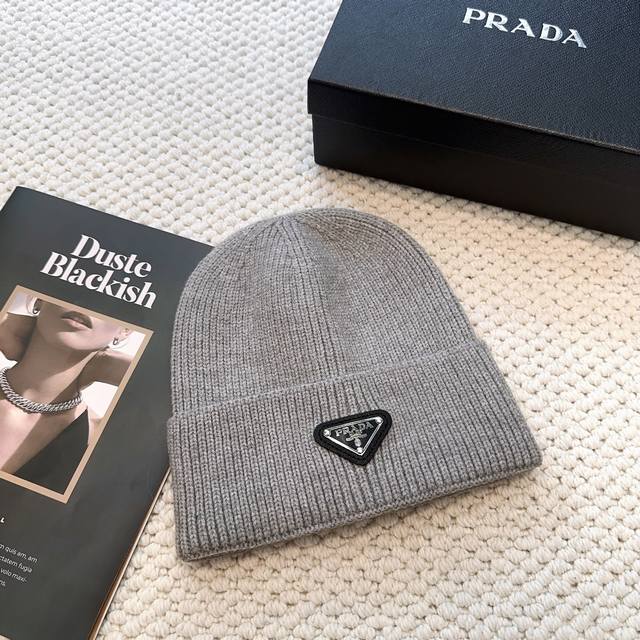 普拉达 Prada 最新三角标 针织帽毛线帽女宽松冷帽，秋冬季保暖加厚 新款护耳针织帽