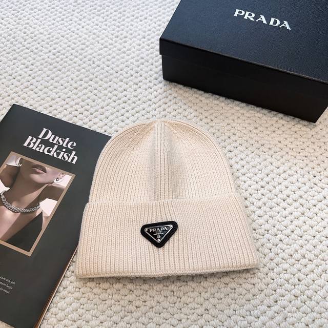 普拉达 Prada 最新三角标 针织帽毛线帽女宽松冷帽，秋冬季保暖加厚 新款护耳针织帽