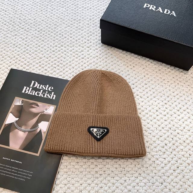 普拉达 Prada 最新三角标 针织帽毛线帽女宽松冷帽，秋冬季保暖加厚 新款护耳针织帽